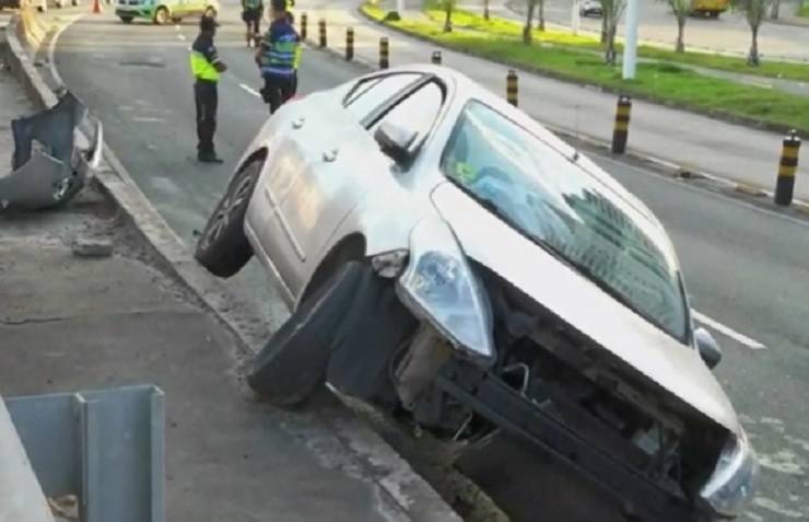 Condutor perde controle da direção e colide carro com mureta de viaduto na Avenida ACM