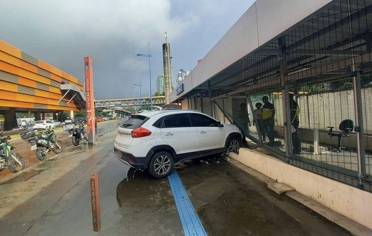 Condutora perde controle da direção e bate carro em estrutura do metrô em Salvador