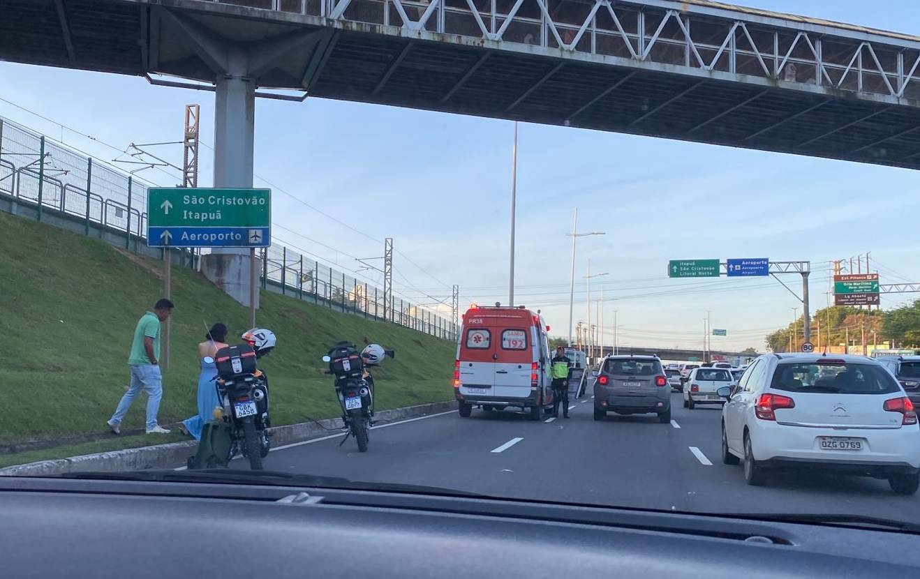 Acidente envolvendo três carros e uma moto deixa um ferido na Avenida Paralela