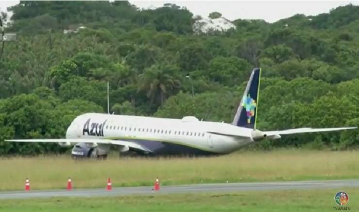 Área de vegetação onde avião pousou em Salvador é preparada para emergência