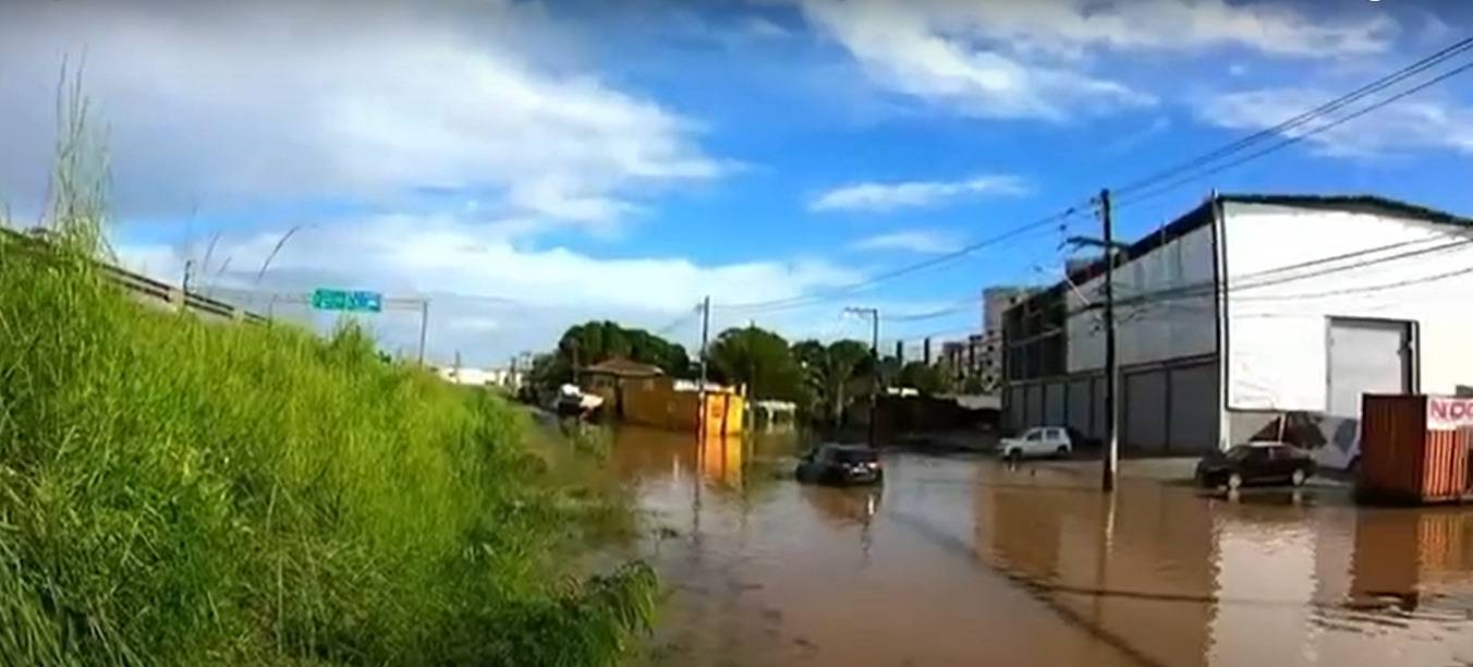 Alagamento causa transtornos a moradores do Jardim das Margaridas; veja imagens