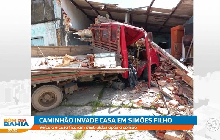 Motorista de caminhão perde controle do veículo e invade residência