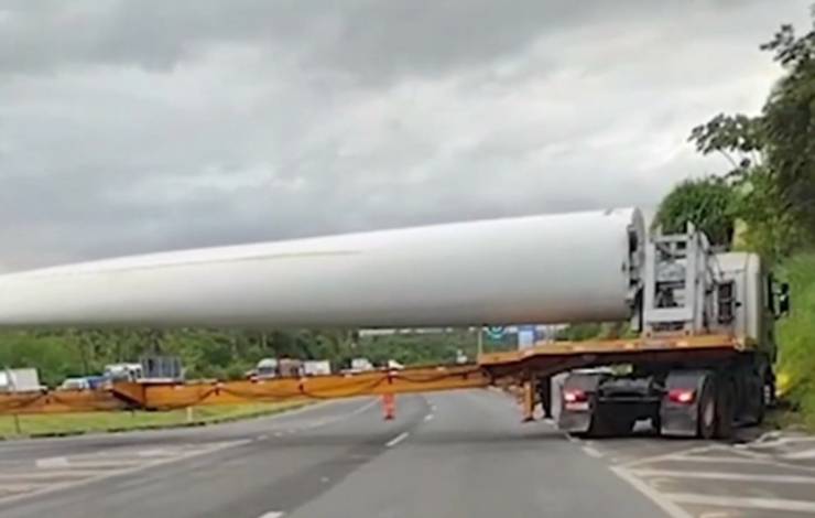 Caminhão que transportava hélice eólica trava pista do CIA-Aeroporto após acidente; veja