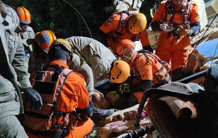 Desabamento de prédio deixa pelo menos um morto e cinco feridos no Rio de Janeiro