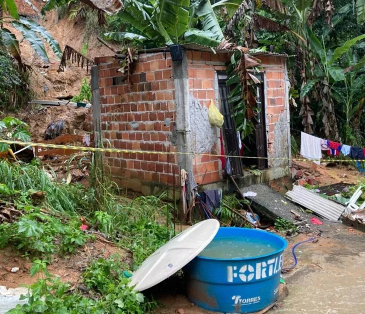 Residência com sete pessoas desaba no bairro de Cajazeiras