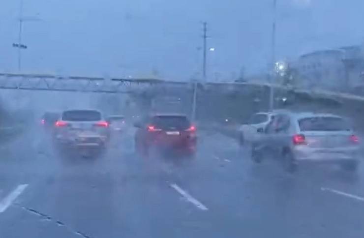 Chove com grande intensidade em Salvador na manhã desta quarta-feira