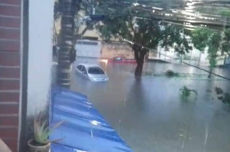 Vídeos mostram alagamentos causados pela chuva em Salvador nesta quarta