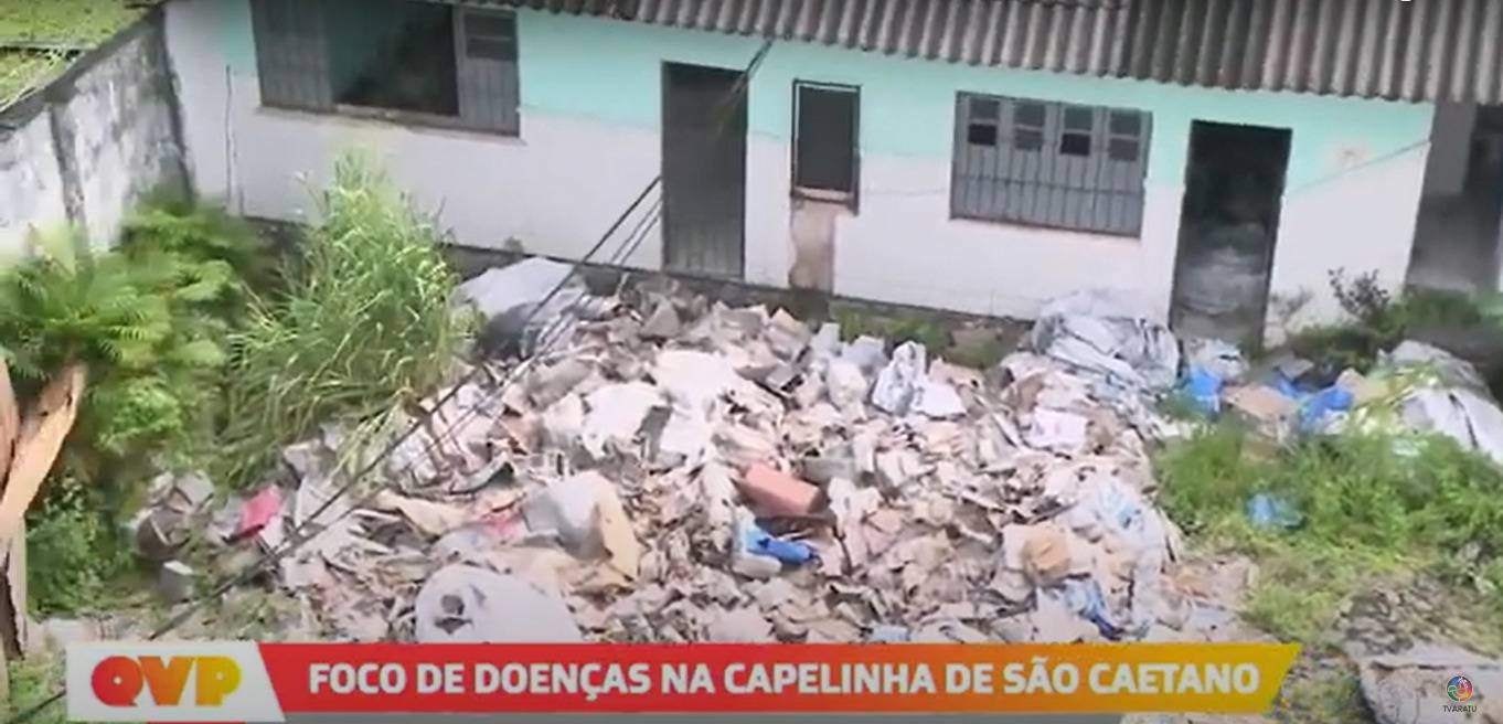 Moradores da Capelinha de São Caetano denunciam escola abandonada; lixo e entulhos tomam conta do lugar