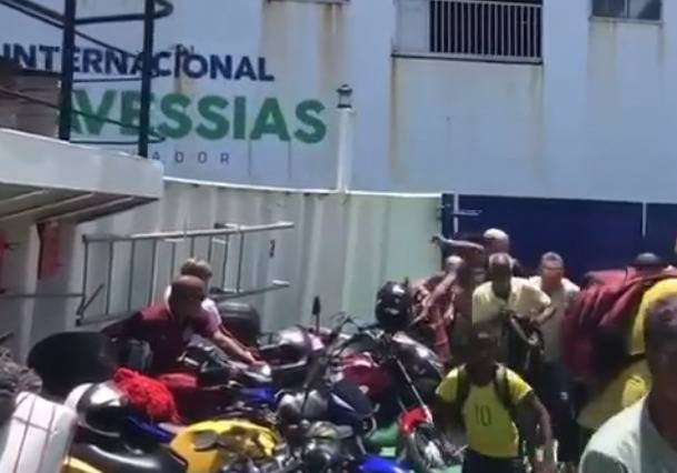 Usuários do sistema ferry boat reclamam de atrasos nas viagens nesta quinta-feira