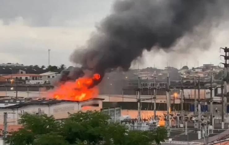 Incêndio atinge galpões de empresa no bairro de Itinga, em Lauro de Freitas