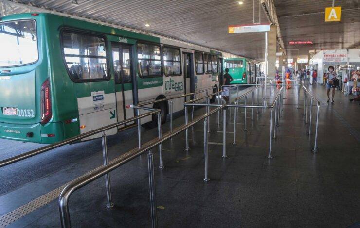 Usuários de ônibus ficam sem o transporte público no início desta quinta em Salvador