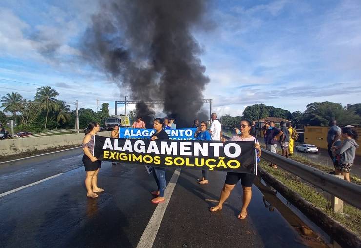 Moradores protestam por reparos na BA-526; situação estaria alagando casas da região