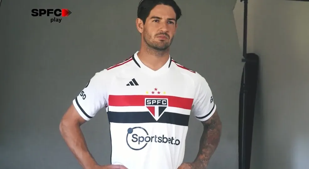 Pela terceira vez, Alexandre Pato veste a camisa do São Paulo