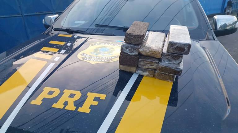 Homem é preso com 11 kg de maconha escondida em carro