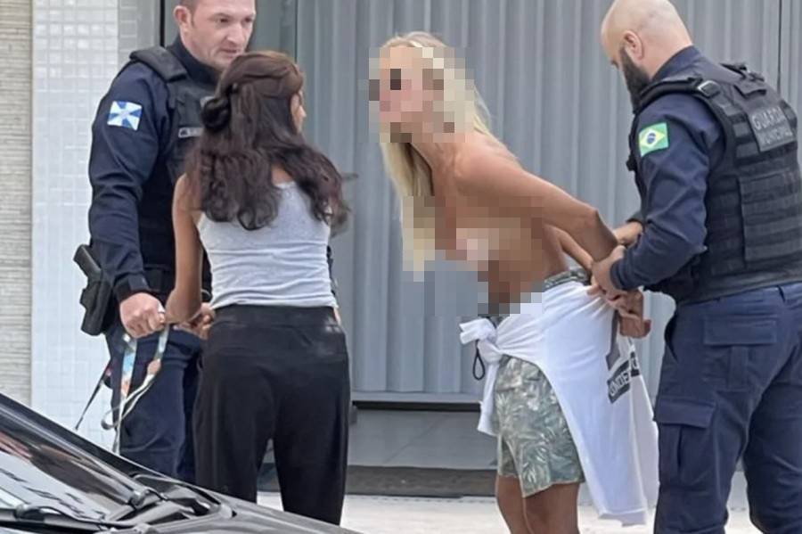 Mulher é detida por fazer topless durante passeio com cachorros, em Santa Catarina