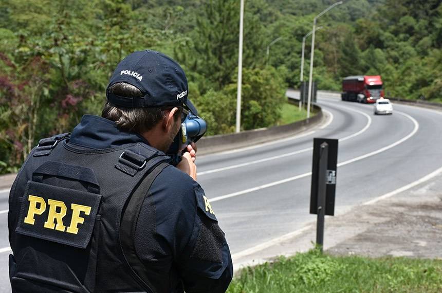 BMW é flagrada a quase 200 Km/h em Feira de Santana