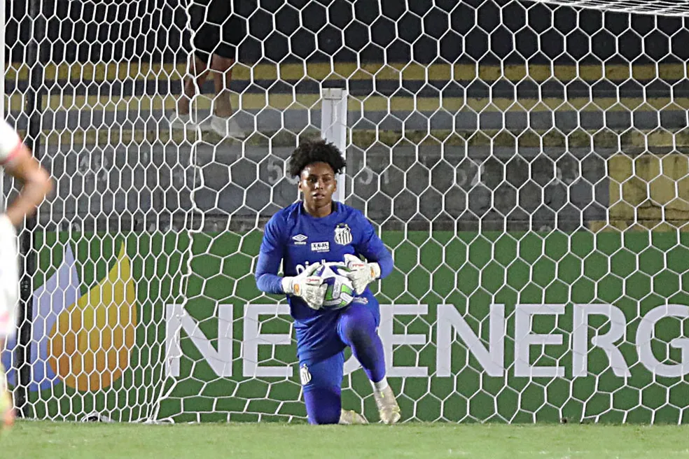 Goleira é convocada para Copa do Mundo e "surta" nas ruas de Santos