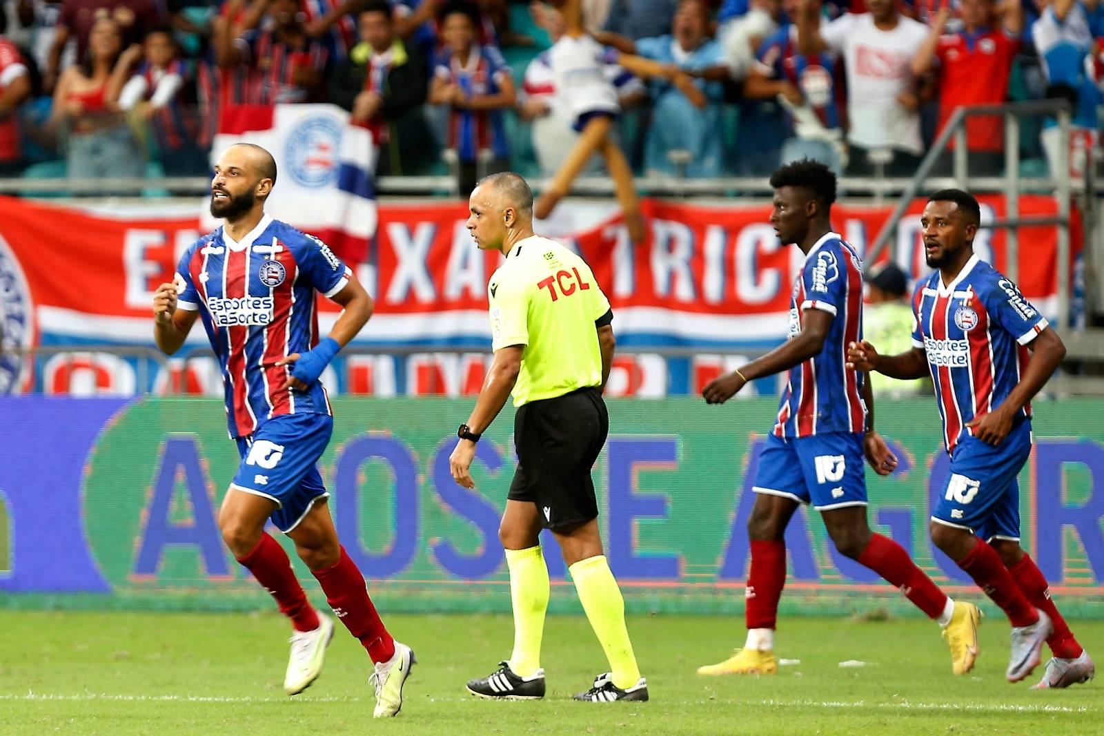 Com gol nos últimos minutos, Bahia vence Palmeiras e encerra jejum no Brasileirão