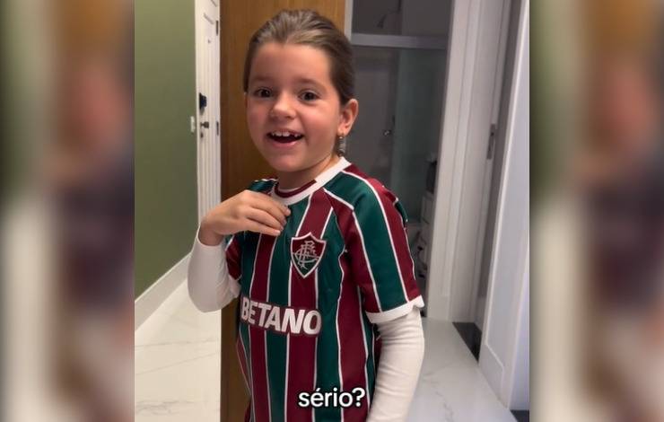 Torcedora mirim viraliza após descobrir que entraria com jogadores; veja vídeo