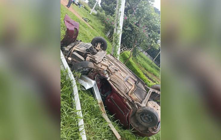 Acidente com carro de passeio acaba com jovem ferido e poste destruido em Camaçari