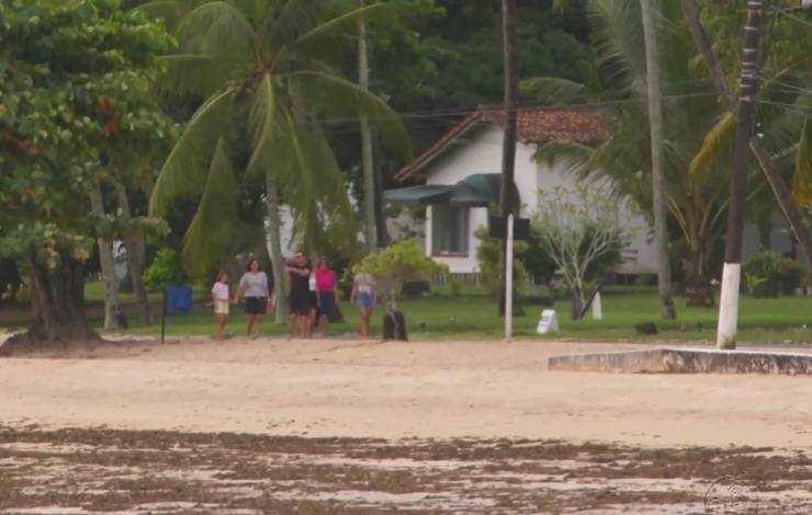 Na tentativa de ver Lula, curiosos ignoram mau tempo e vão à Praia de Inema