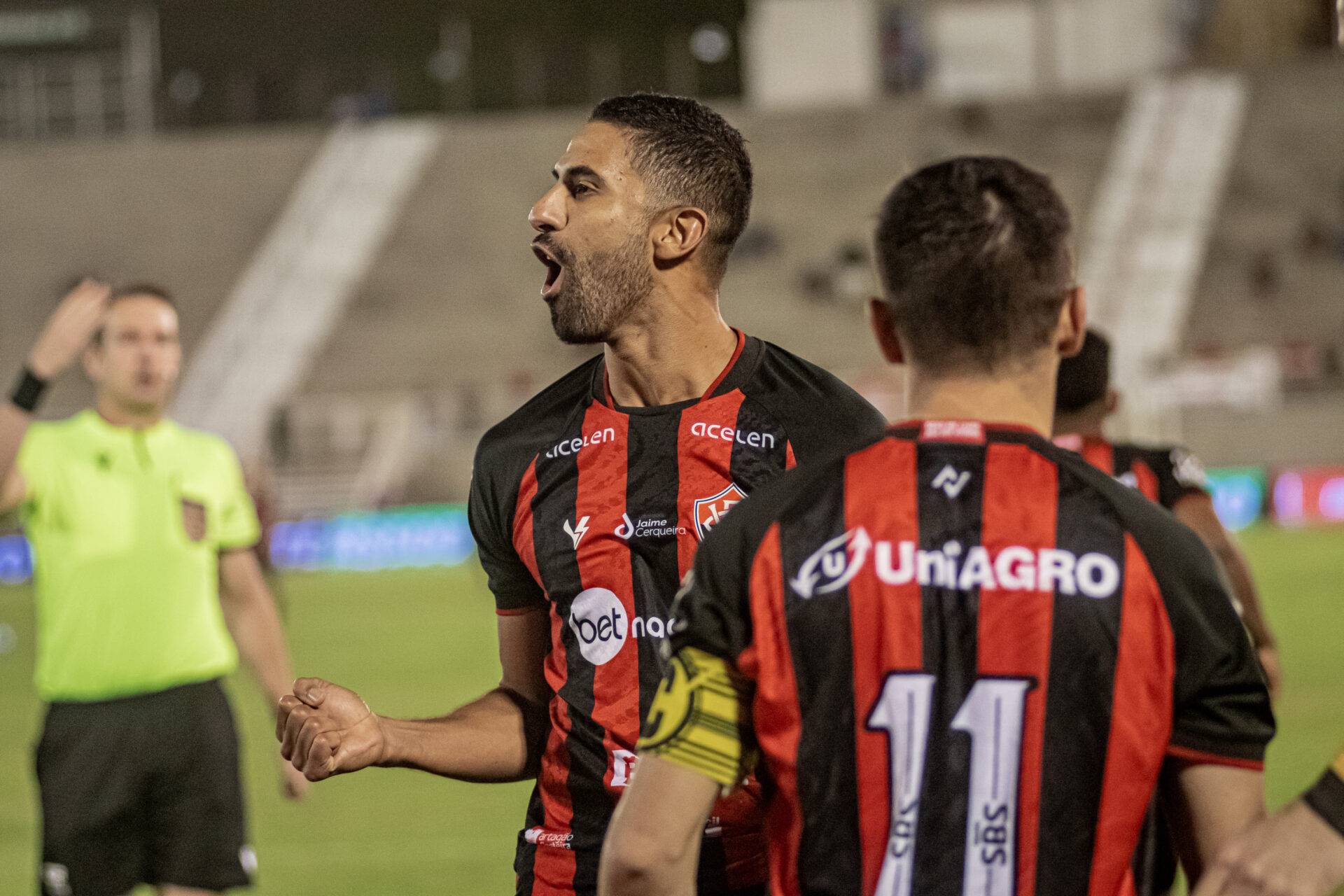 Vitória derrota o Tombense e segue na liderança da Série B