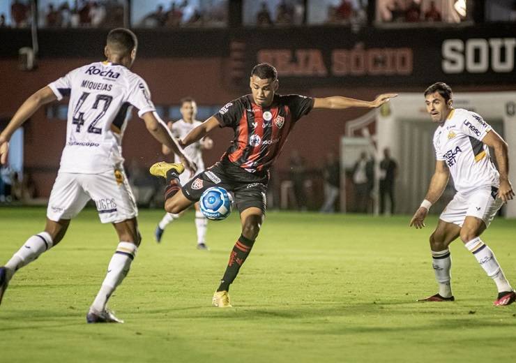 Vitória perde jogo e liderança da Série B; público lotou o Barradão no domingo