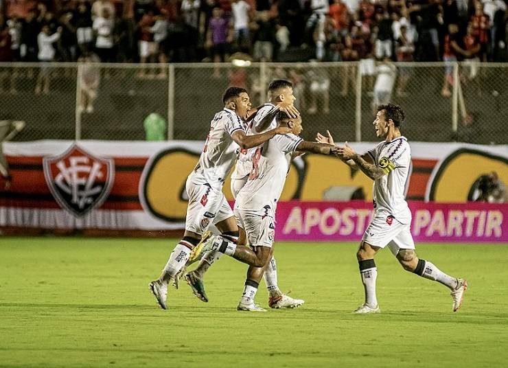 Vitória vence Ituano por 3 a 0 e segue líder da série B do Brasileirão