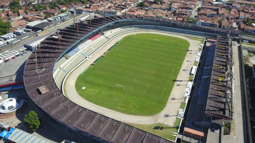 Chuva apaga marcação no campo do Estádio Rei Pelé, em Maceió, e clubes trocam farpas na internet