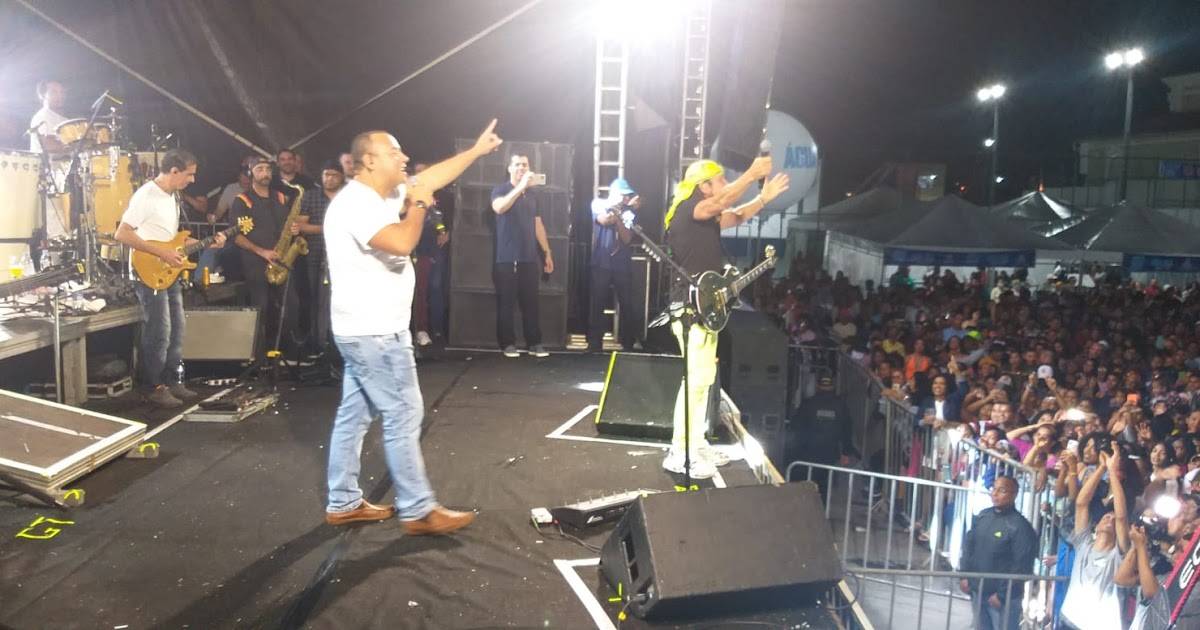 Prefeito de cidade baiana expulsa cantor do palco e briga com população: 'Não faço mais festa para vocês'