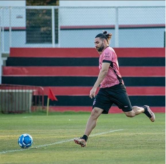 Atleta do Vitória Léo Gamalho descobre câncer de pele e passa por cirurgia