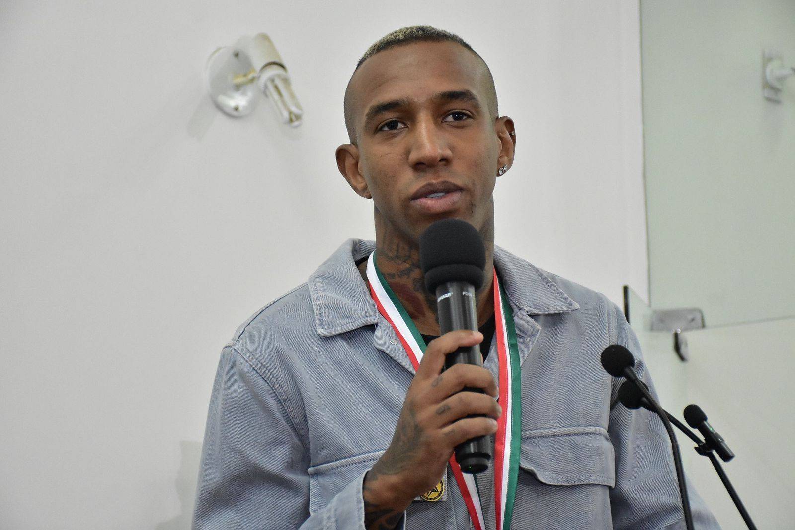 Anderson Talisca é homenageado pela Câmara Municipal de Feira de Santana e promete inaugurar instituto