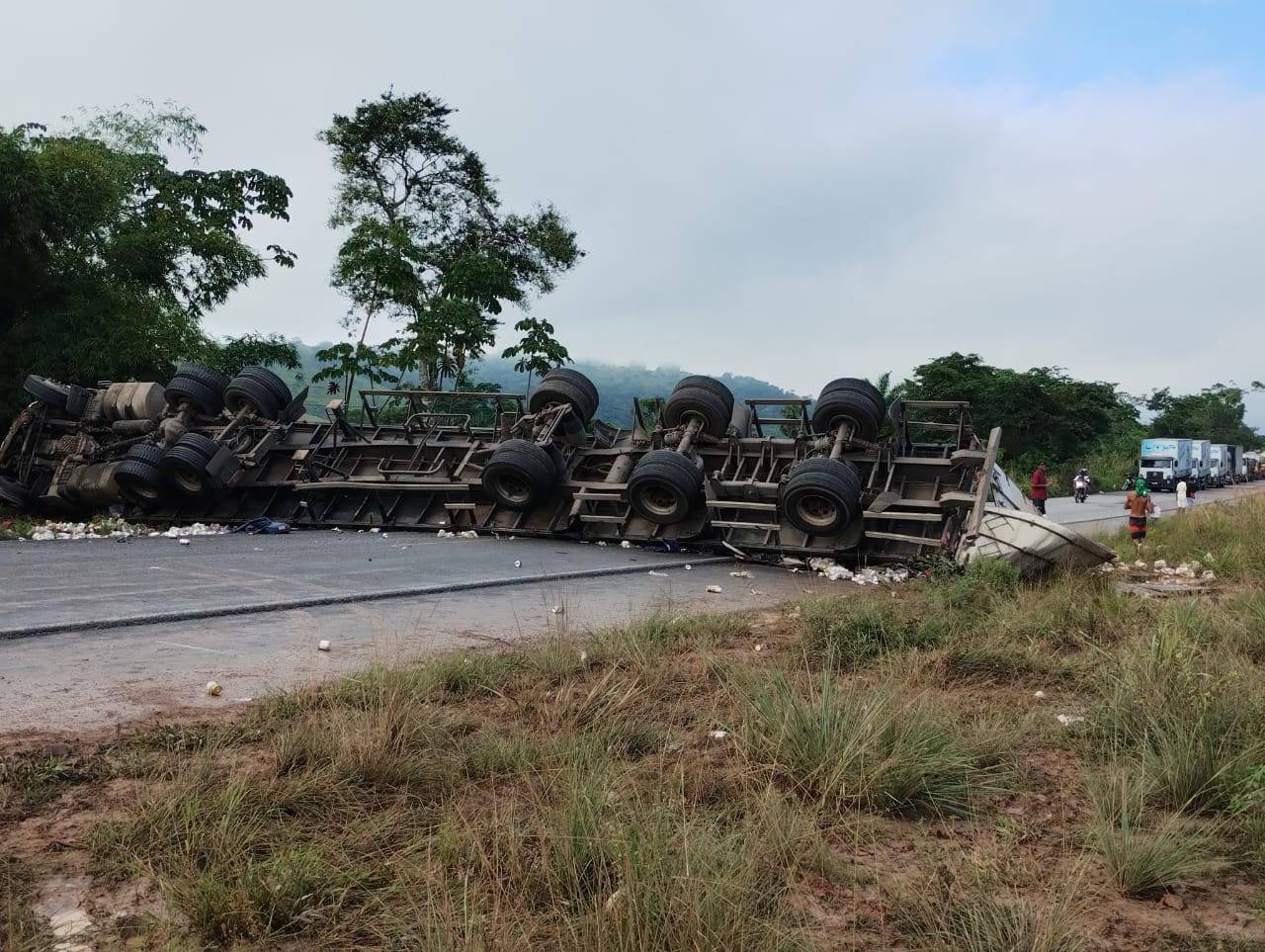 Duas pessoas morrem em acidente entre carro e carreta na BR-101; pista está interditada