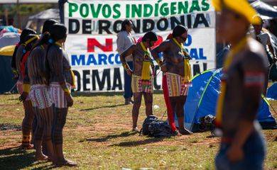 STF volta a suspender julgamento do marco temporal; indígenas acampam em Brasília