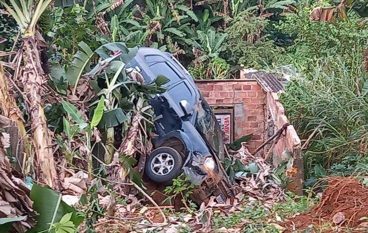 Proprietária do carro que caiu em uma ribanceira terá que arcar com os custos da remoção