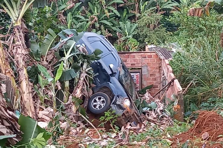 Carro cai em ribanceira e atinge imóvel em construção, no bairro da Mata Escura