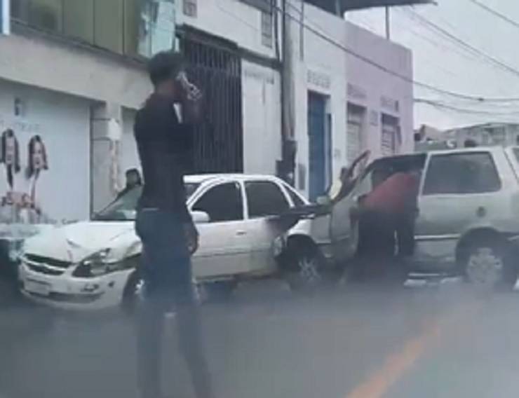 Acidente envolvendo dois carros deixa trânsito prejudicado no bairro da Liberdade