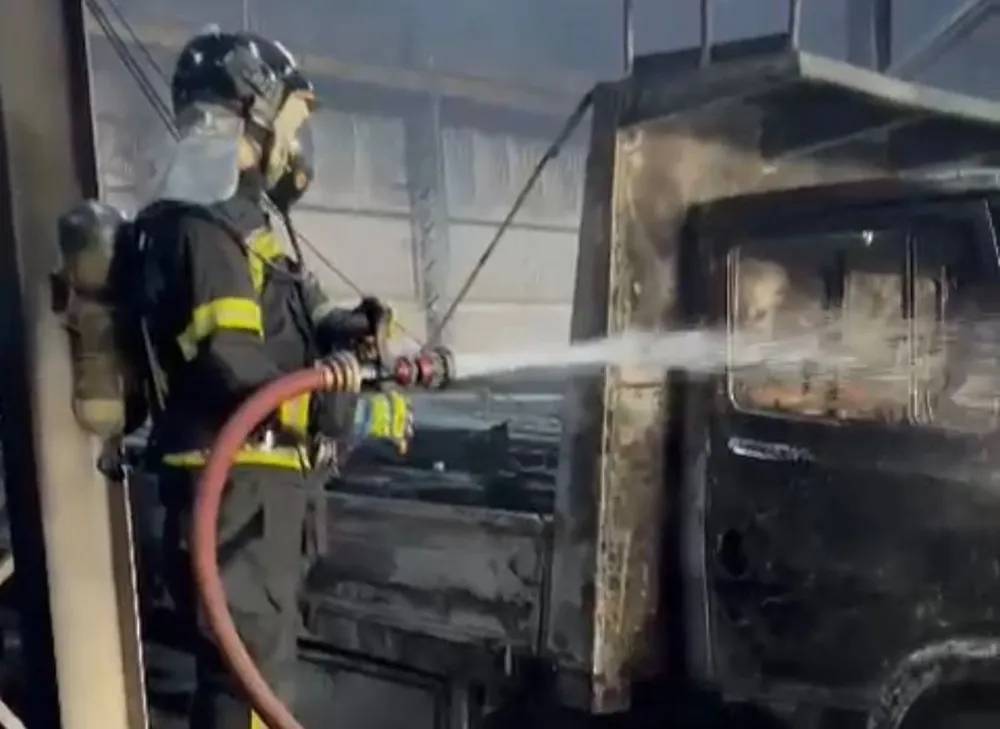 Barreiras: carros são atingidos por incêndio em depósito de aço