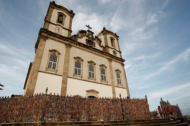 Fiéis realizam abraço solidário na Igreja do Bonfim, em apoio ao padre Edson Menezes