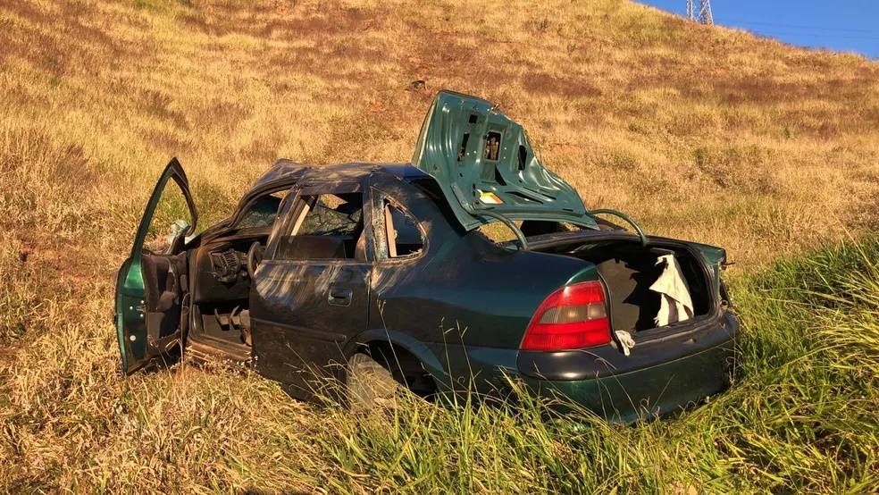 Carro cai de penhasco com 200 metros e idosa sobrevive