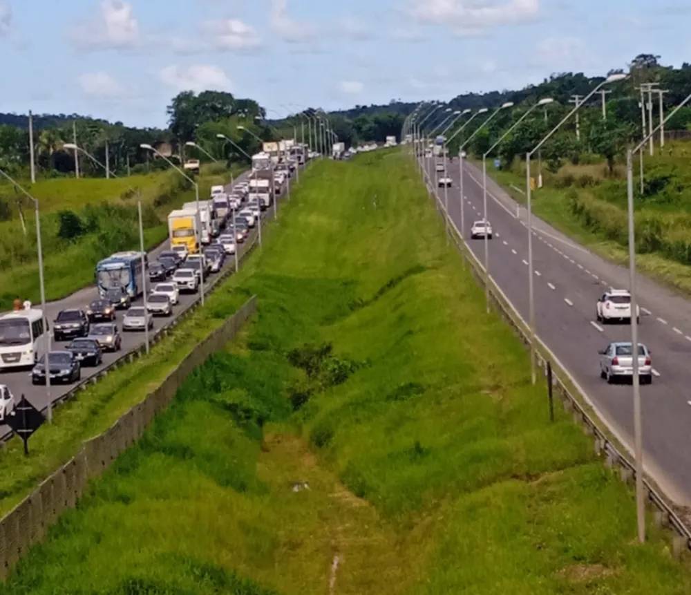 São João: Engarrafamento prolongado é registrado na BR-324, rota de saída de Salvador para o interior