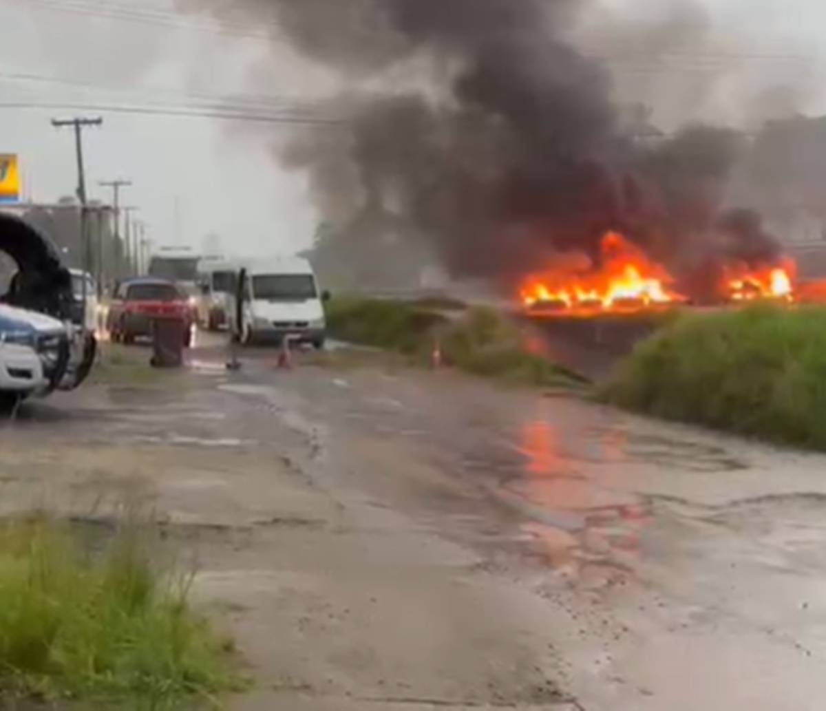 Moradores protestam contra cobrança de pedágio e bloqueiam trânsito na BA-093