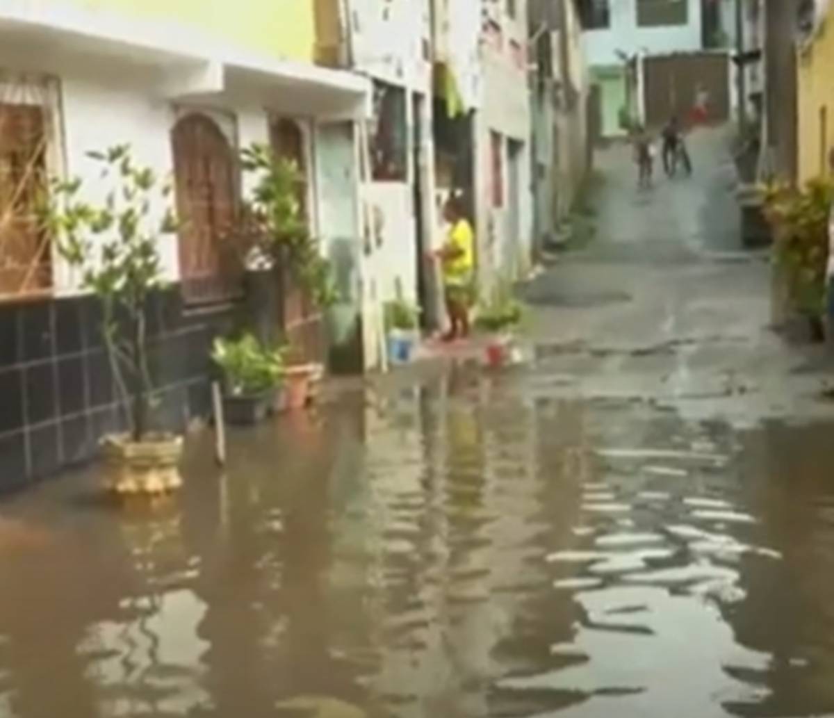 Água invade casas de Itapuã e moradores ficam ilhados na região