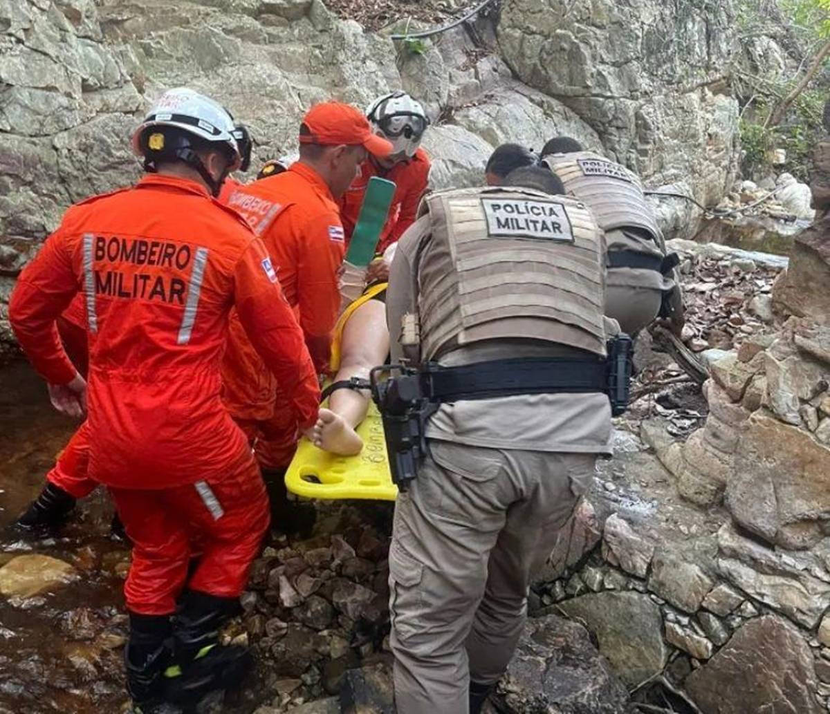 Adolescentes caem de cachoeira de 10 metros e são resgatados com vida em Jacobina