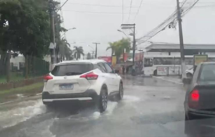 Segue chovendo e vias ficam alagadas em Salvador; Codesal faz alerta para riscos