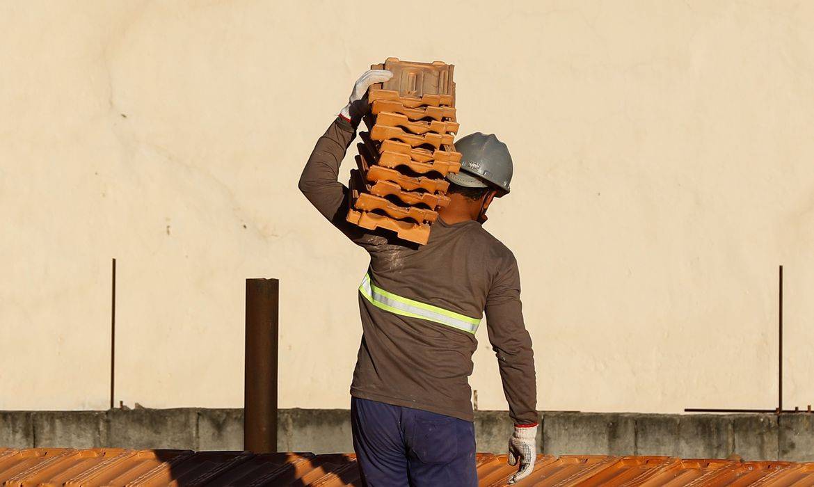 Indústria da construção está empregando mais no país