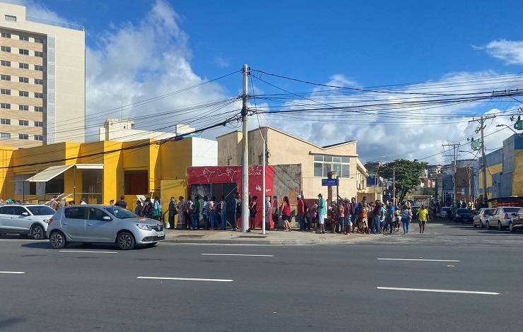 Fila longa para atendimento gera tumulto em posto de saúde do bairro de Amaralina