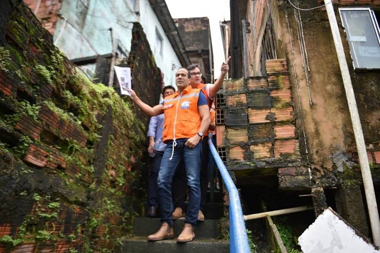 Chuva em Salvador: gestores vistoriam áreas de risco em comunidade de Cajazeiras