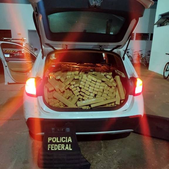 PF aborda BMW com mala cheia de maconha após motorista parar para fumar