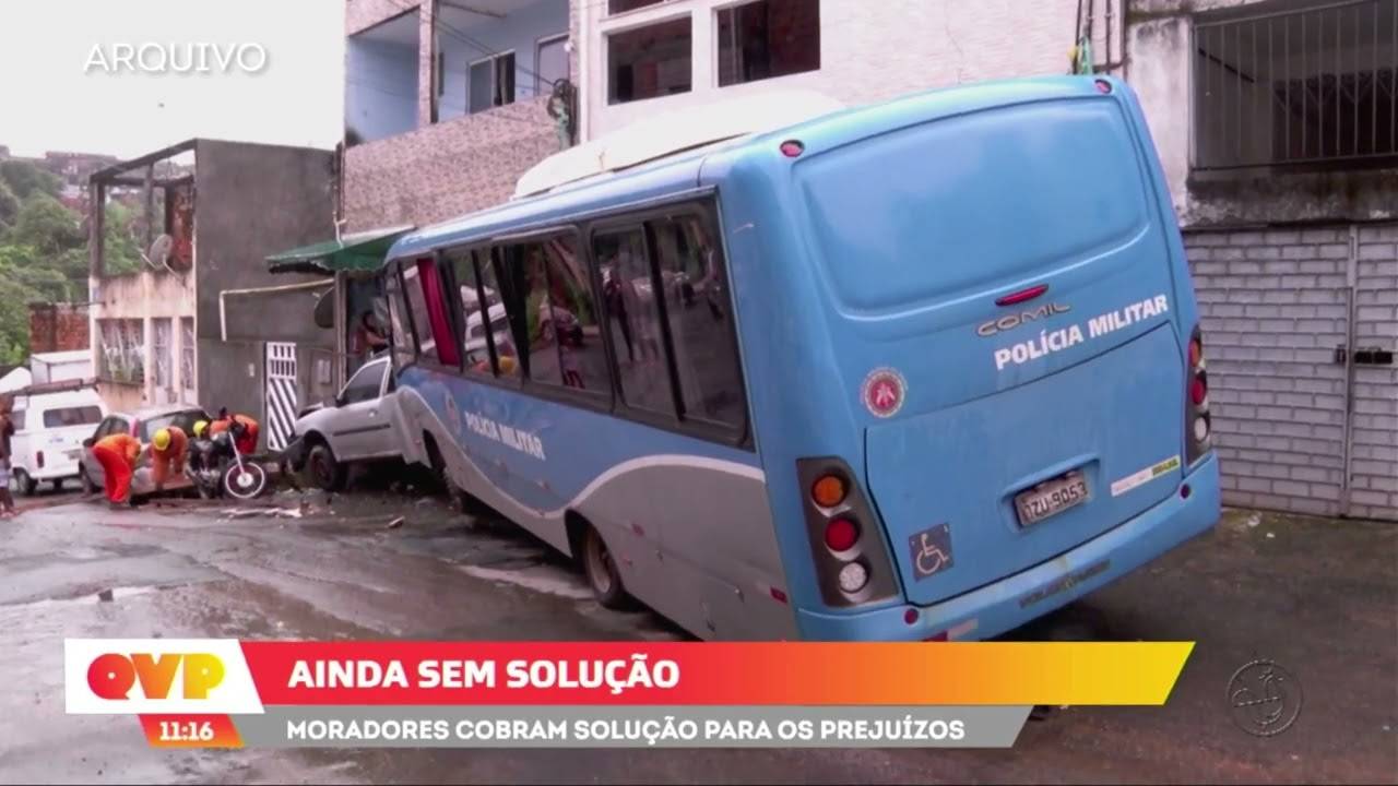 Moradores que tiveram casas atingidas por ônibus da PM continuam no prejuízo